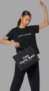 Chic Time | Sac à main Marc Jacobs The Medium Tote Bag en toile | Prix : 175,00 €