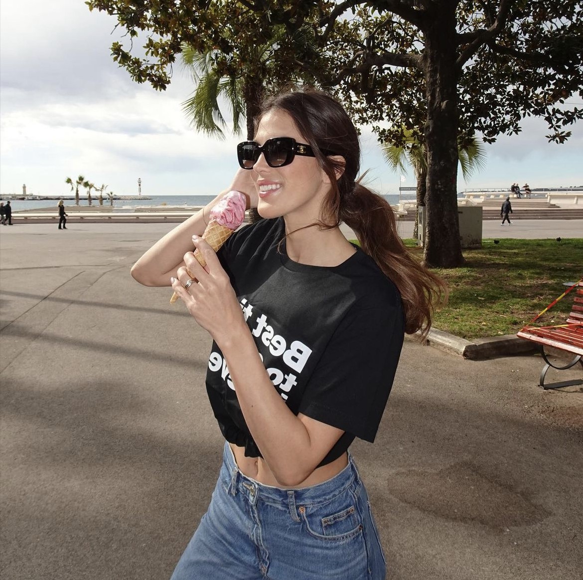 Lunettes Triomphe Celine portées par une femme avec t-shirt noir