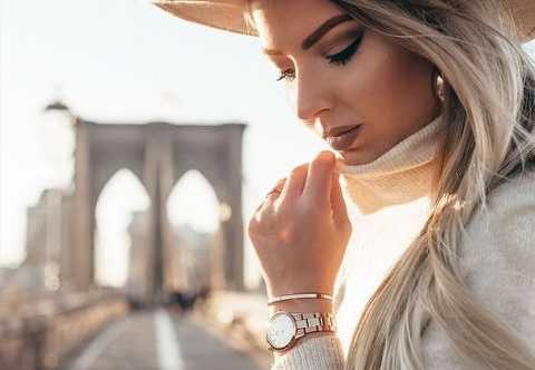 Daniel Wellington Iconic Link avec son cadran blanc et son bracelet acier or rose