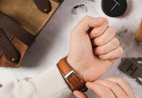 Monter une boucle déployante neuve sur un bracelet en cuir Monter une boucle déployante neuve sur un bracelet en cuir
